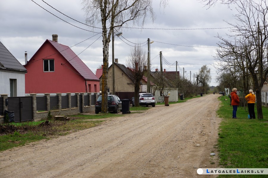 Grīvas iedzīvotāji sūdzas par ceļu putekļiem
