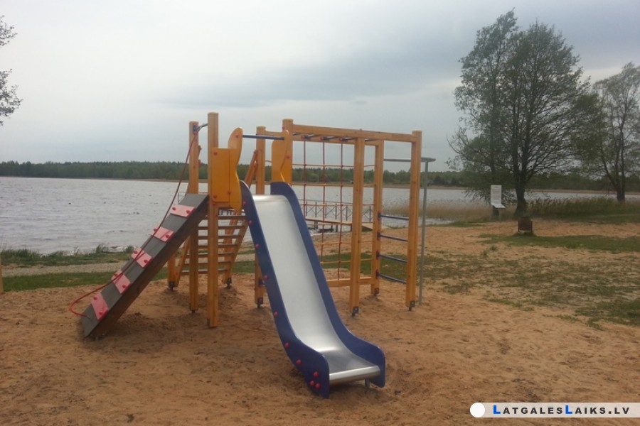 Sila ezera pludmale kļuvusi vēl pievilcīgāka