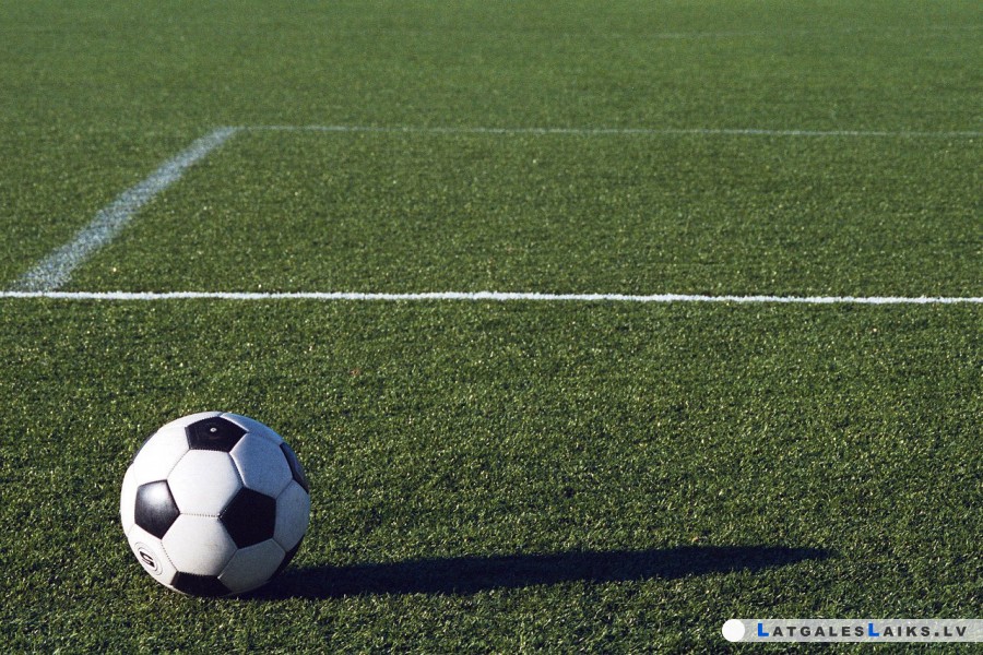Ruģeļos būvē futbola laukumu