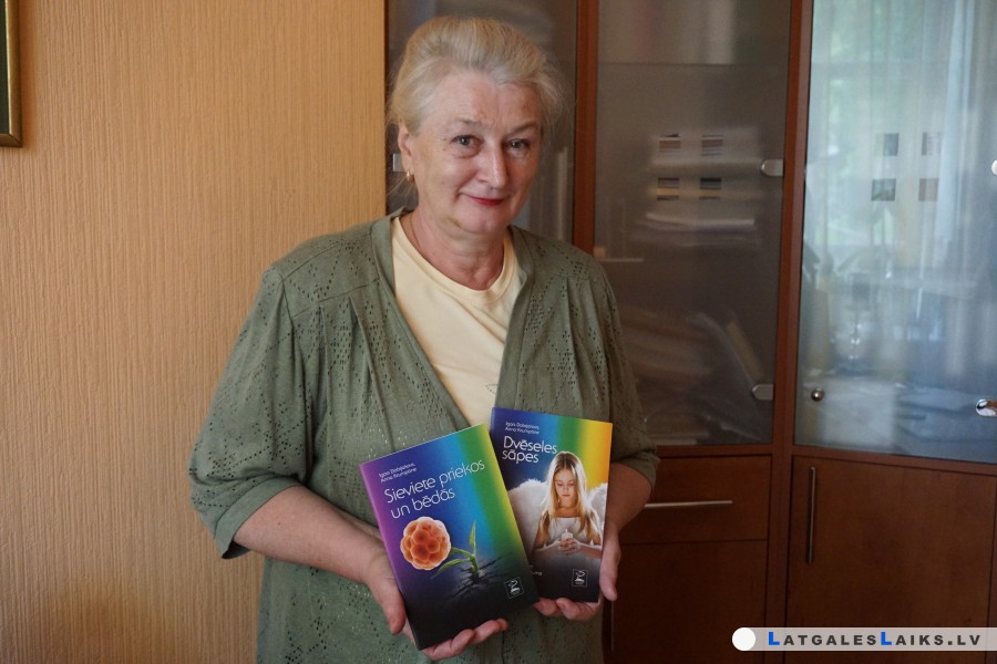 Daktere Anna Krumpāne šķetina likstas dzemdniecībā