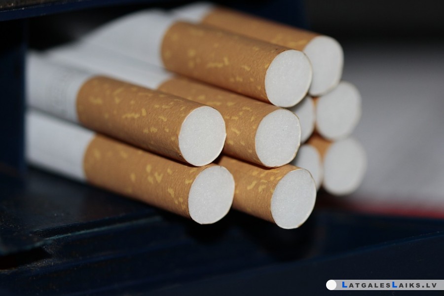 Cigaretes ar akmeņogļu un kukurūzas „piegaršu”