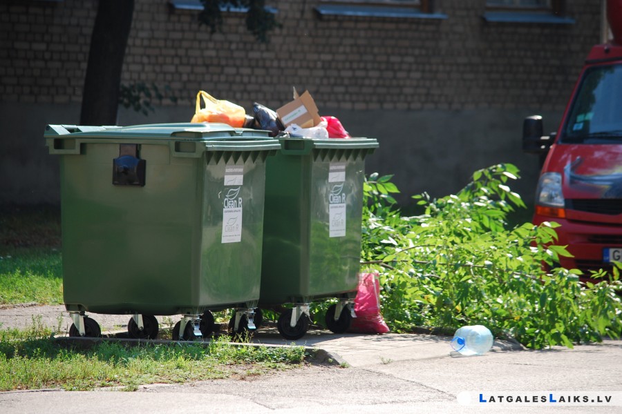 Pirmo dienu rezultāts – atkritumu kalni un nenokārtotas attiecības ar konkurentu