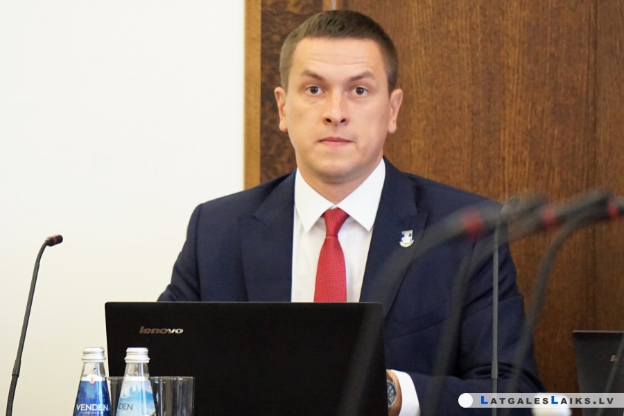 Igors Prelatovs paliek savā amatā