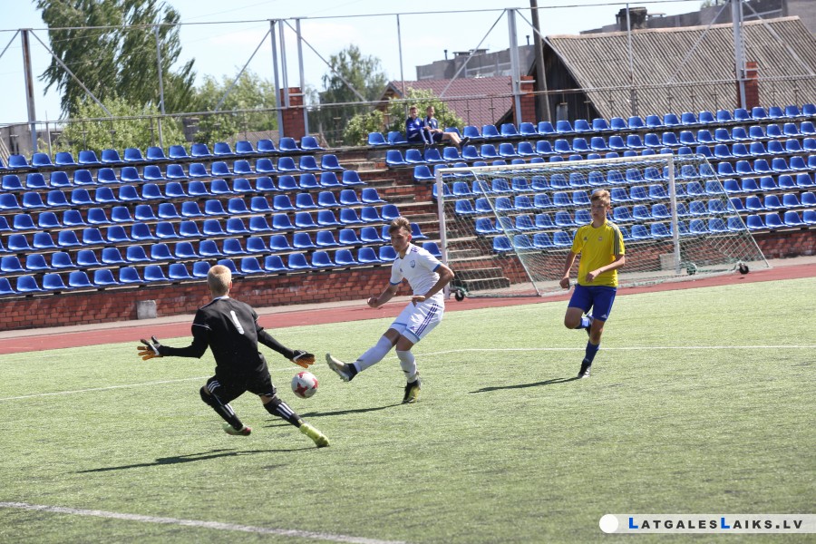Jaunie futbolisti izcīna pārliecinošu uzvaru