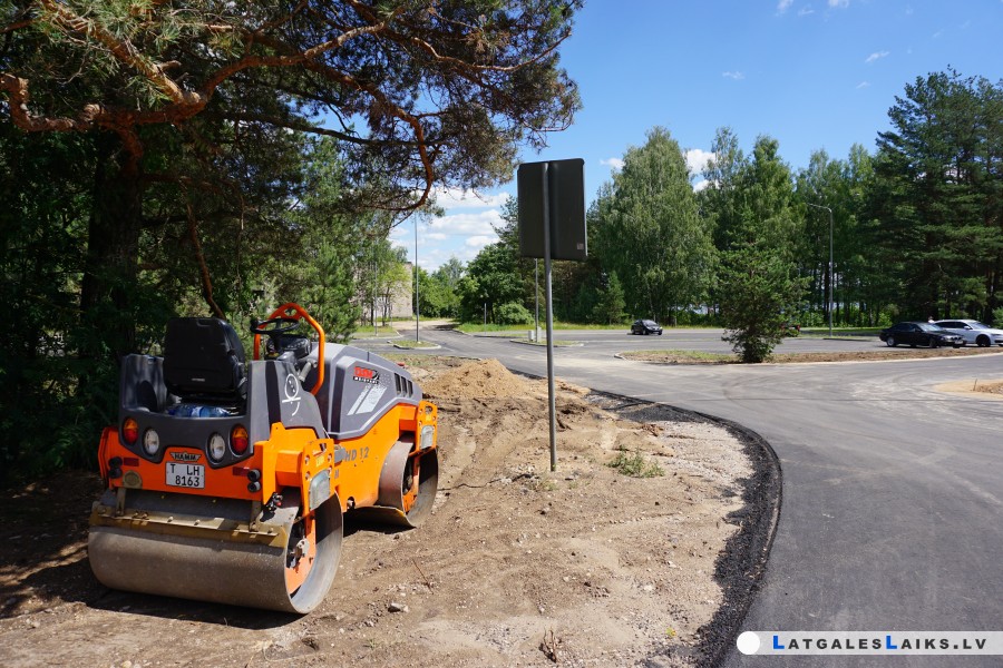Promenādes celiņi un stāvvietas jau gatavas