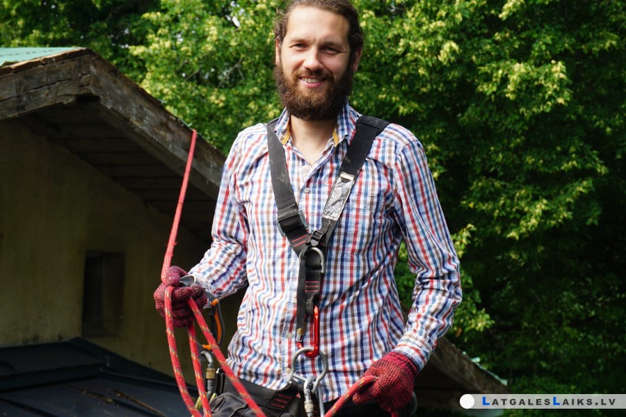 Valdis, kas strādā uz jumta