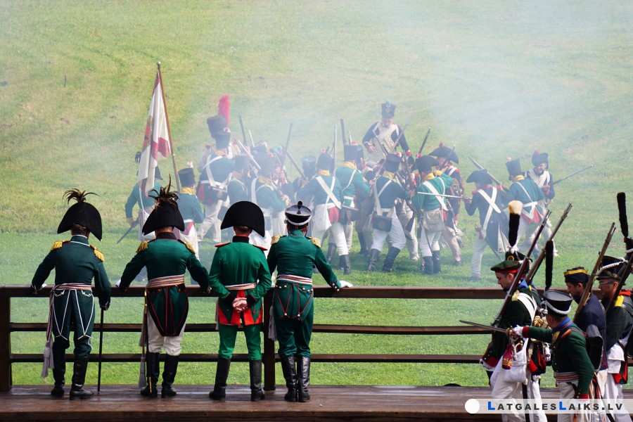 Festivālā „Dinaburga 1812” lietus netraucēja ne dejot, ne duelēties