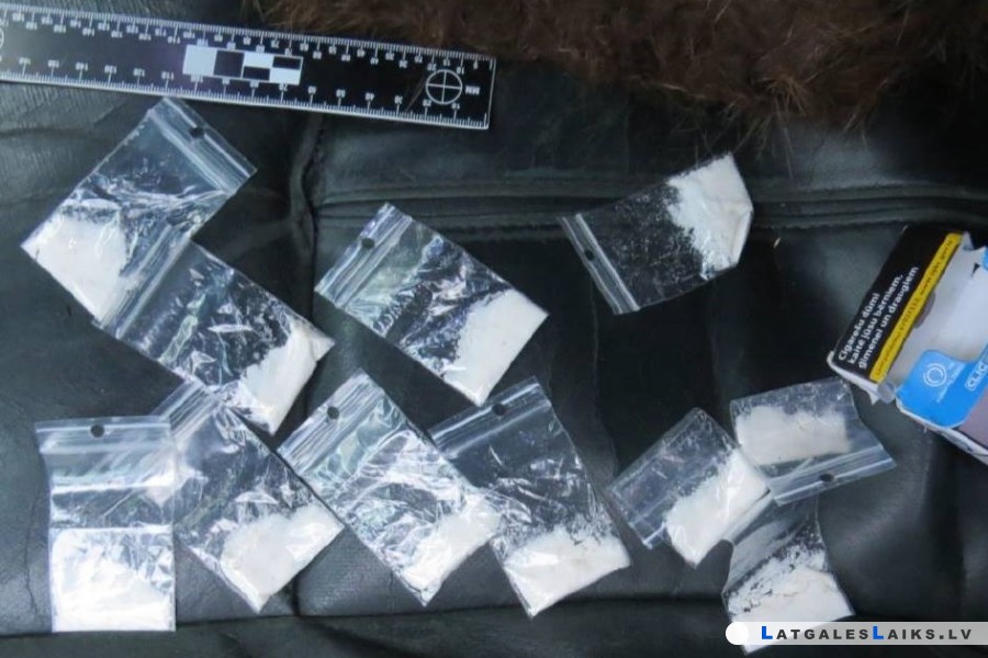 Daugavpilī konfiscē nelikumīgi glabātus šaujamieročus un narkotiskās vielas