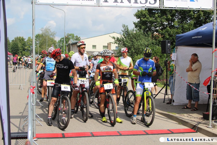Velosportisti sacentās jubilejas Līvānu velomaratonā