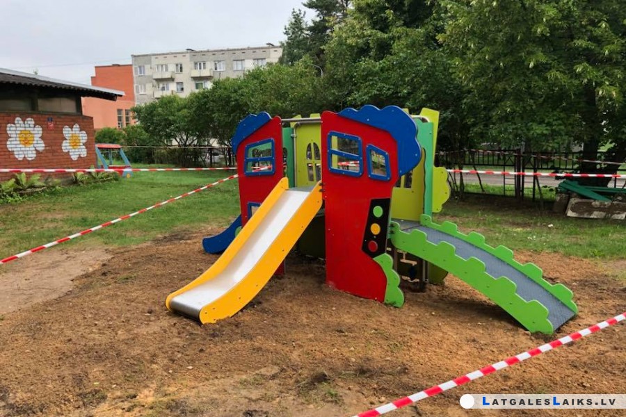 Bērnudārzu rotaļu laukumus uzbūvēs līdz augusta beigām