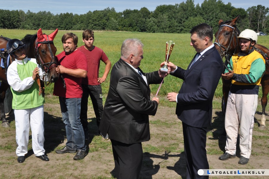 Valsts prezidents Dagdā runāja par ražu un rikšotājiem