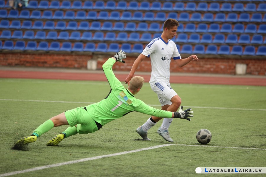 Futbola otrajā līgā cīņa saasinās