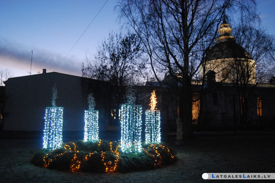 Daugavpils centrā iededza sveci Adventes vainagā
