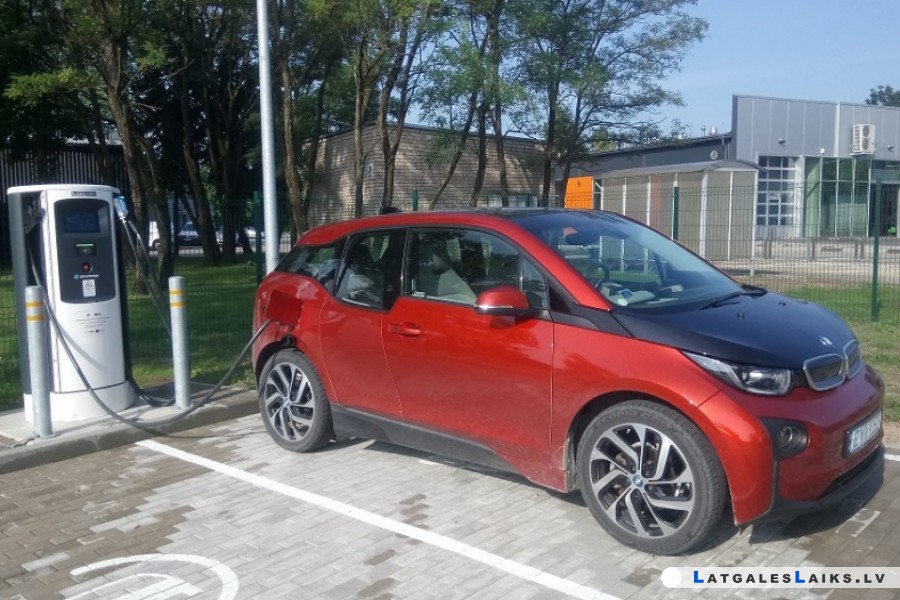 Elektromobiļu maratons  „Uzlādes tīkls savieno pilsētas” pietur Daugavpilī