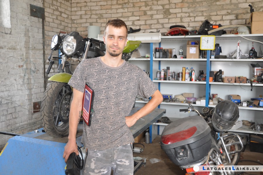 Alvis Slesars „ārstē” kombainus un motociklus