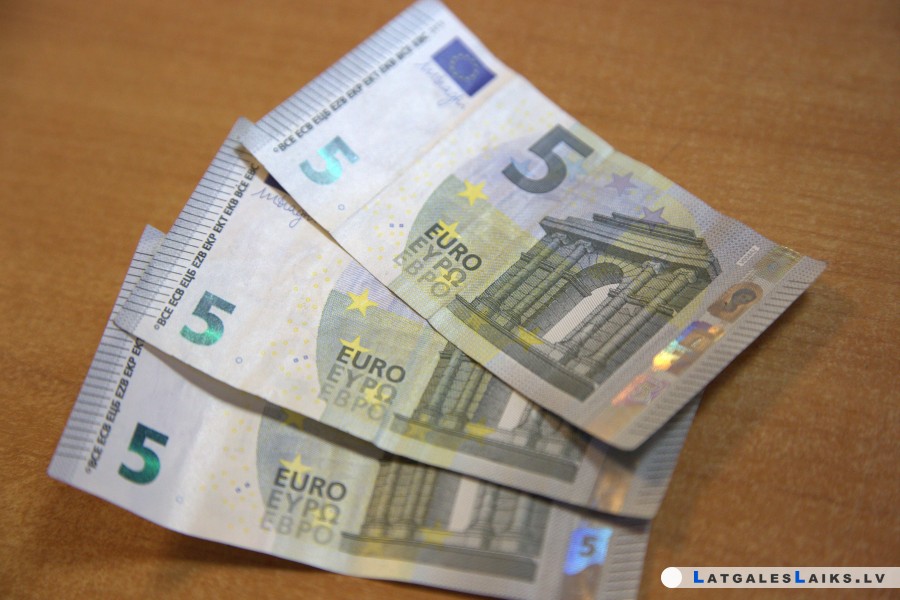 Pašvaldības darbinieku prēmijām piešķir 240 tūkstošus eiro