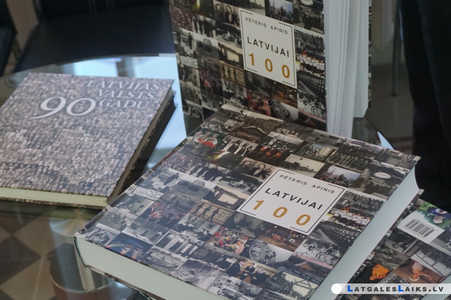 Daugavpilij uzdāvināja grāmatu „Latvijai 100”