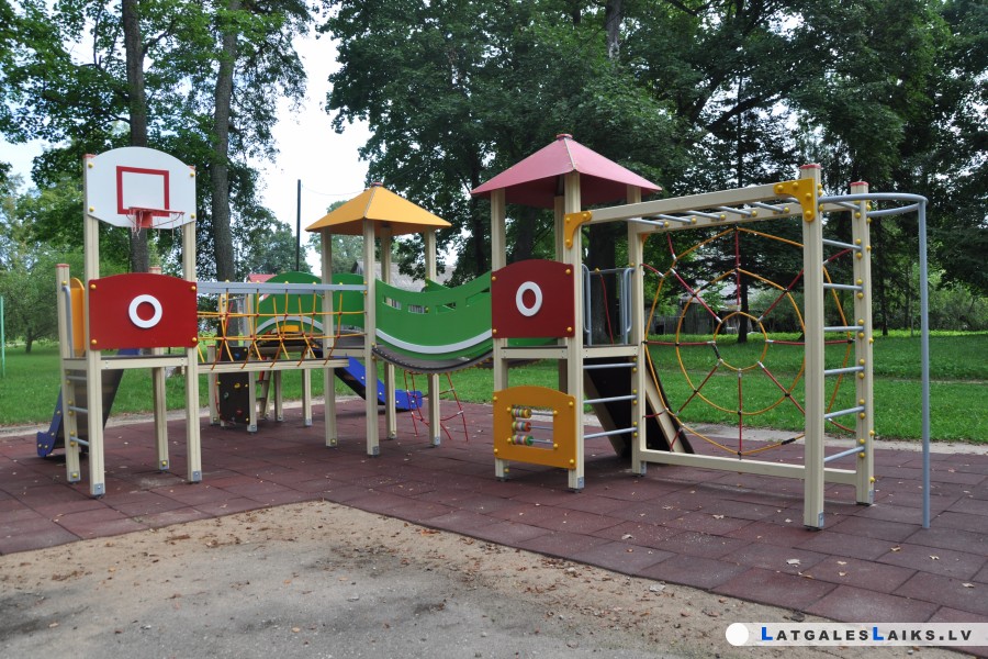 Dvietes muižas parkā darbojas jauns rotaļu stūrītis