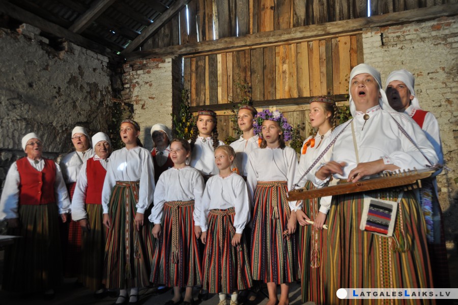 Naujenē ar dziesmām svinēja atvasaru