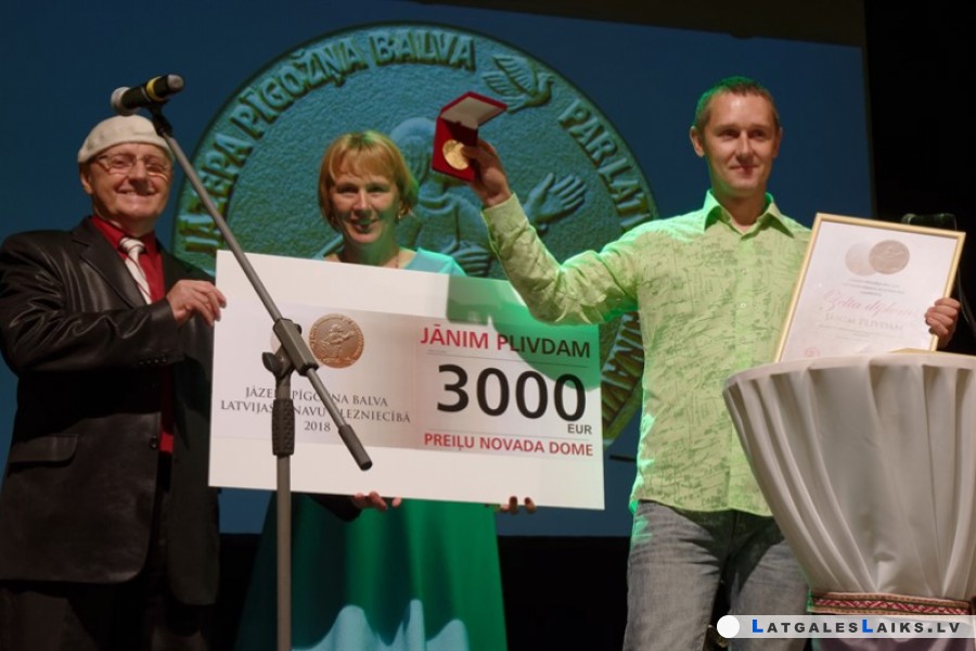 Jānis Plivda saņēma Jāzepa Pīgožņa balvu