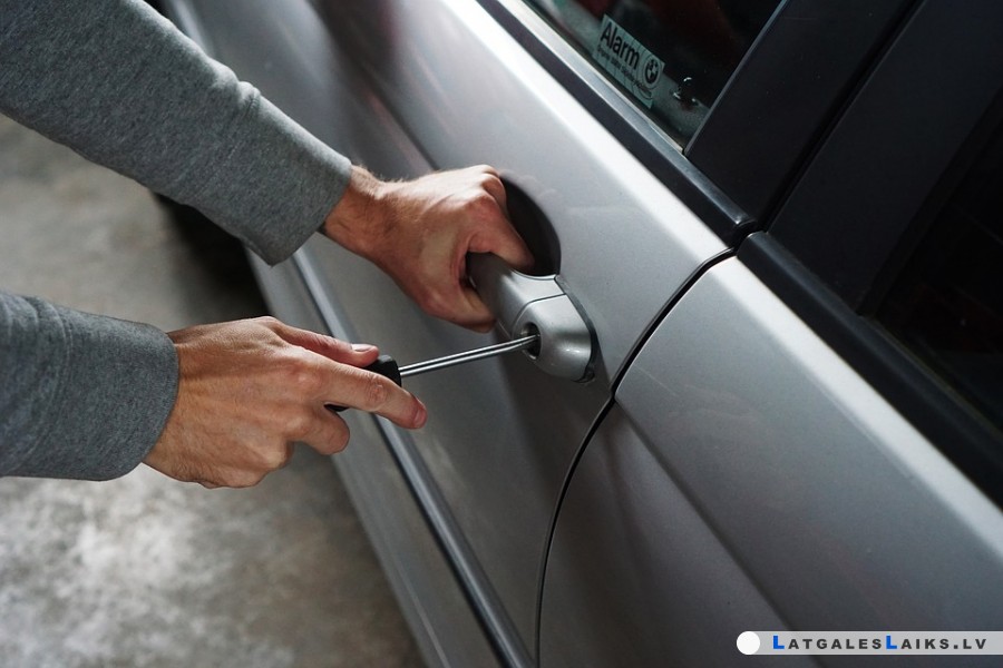 Aizturēti divi auto zagļu grupējumi