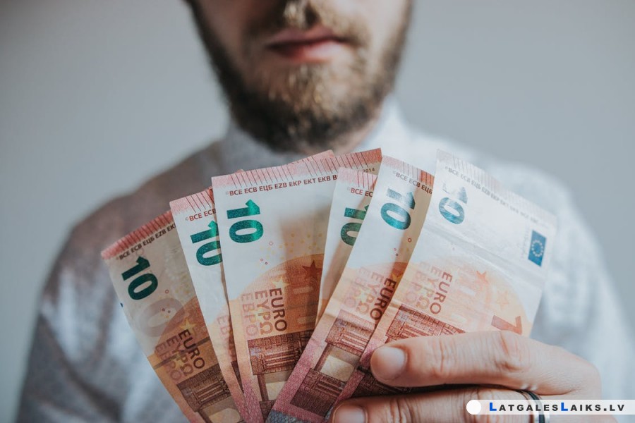 Centās piekukuļot policijas darbiniekus
