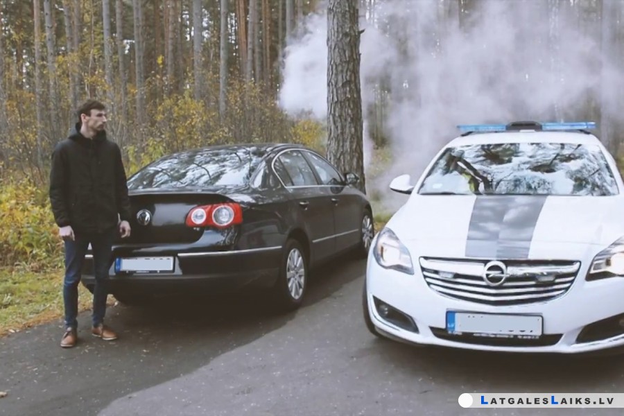 Pēc negadījuma izraisīšanas policists atstāj notikuma vietu