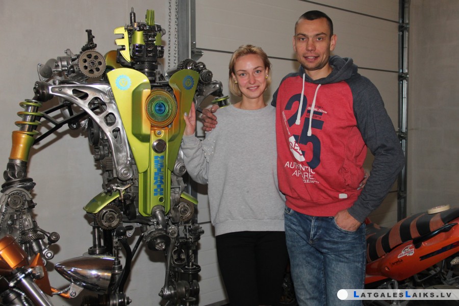 Aleksandra rokās metāls pārtop mākslā