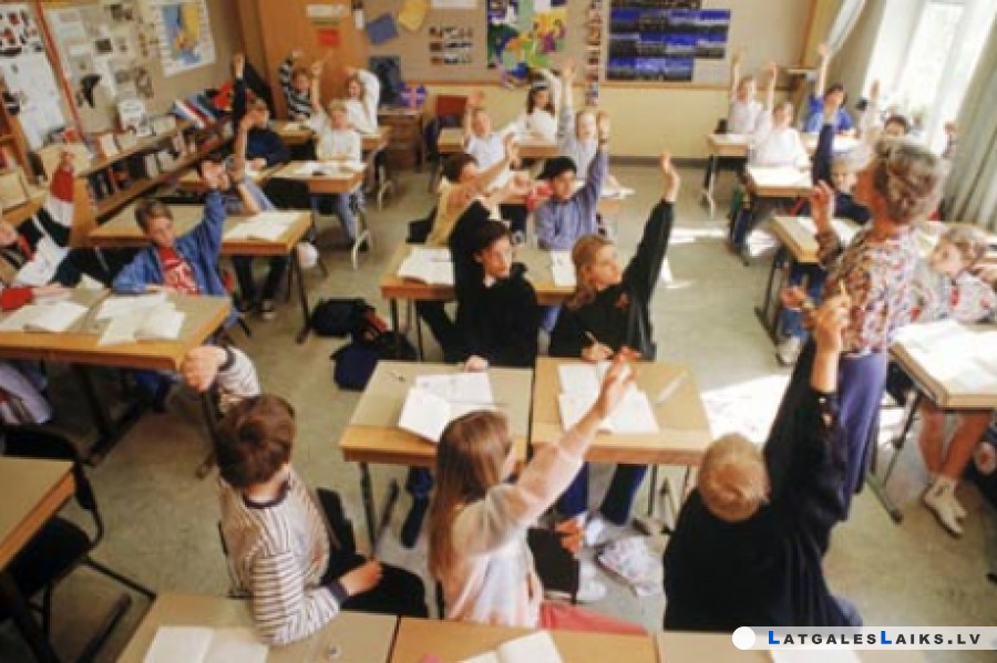 Vecāki atkal nakšņoja skolās