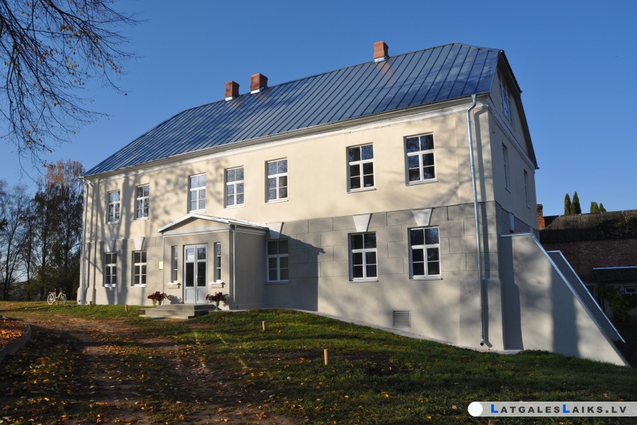Dvietes muiža ver durvis pēc fasādes rekonstrukcijas