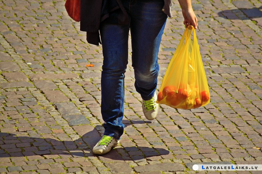 Ierobežo bezmaksas plastmasas maisiņu izsniegšanu tirdzniecības vietās