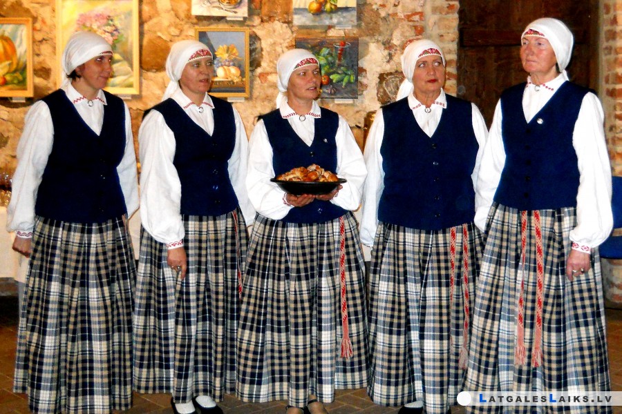 Pie viena galda
