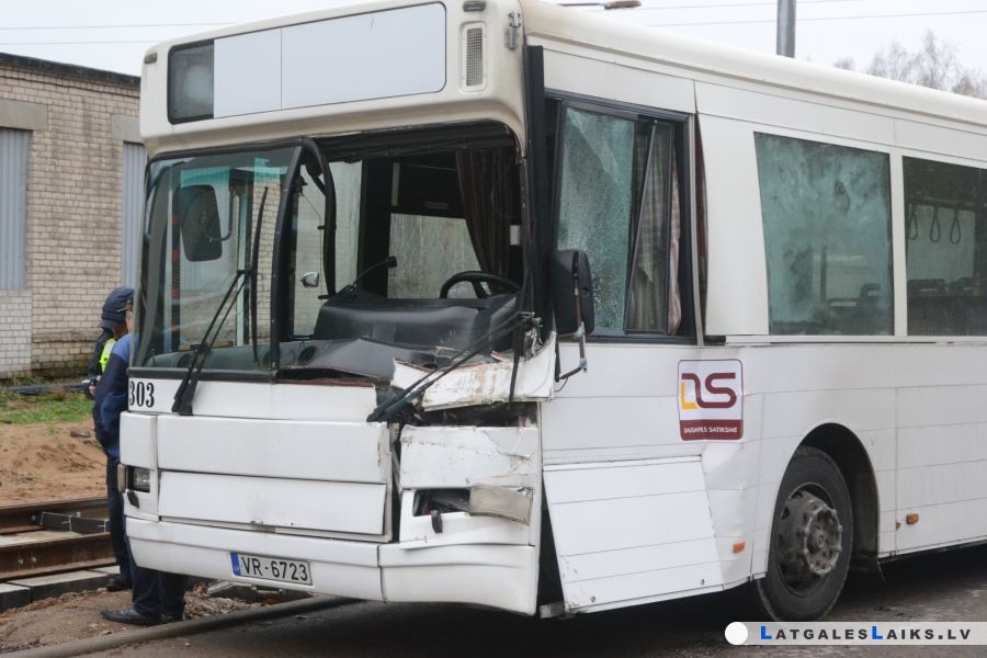 Piedzēries traktorists ietriecās autobusā