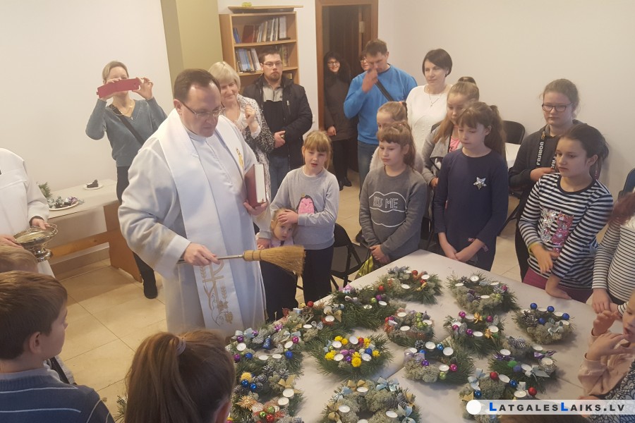 Laiks darināt Adventes vainagu