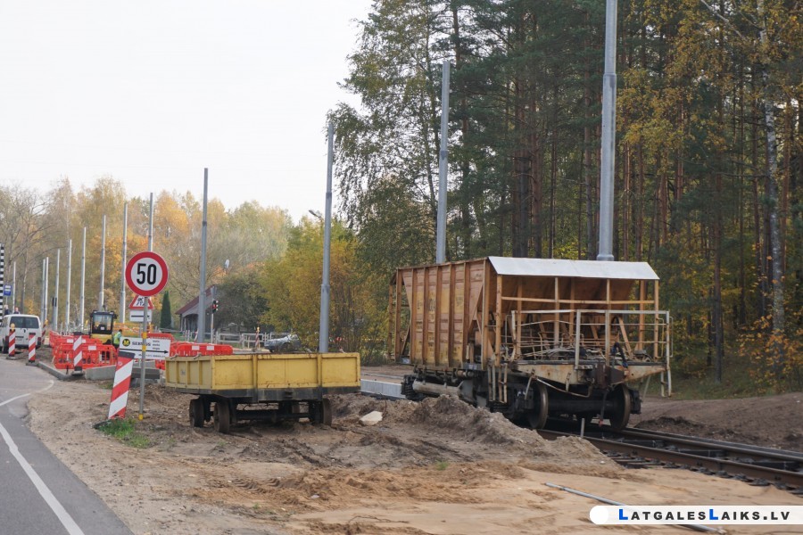 Stropos turpinās tramvaja līnijas būvdarbi