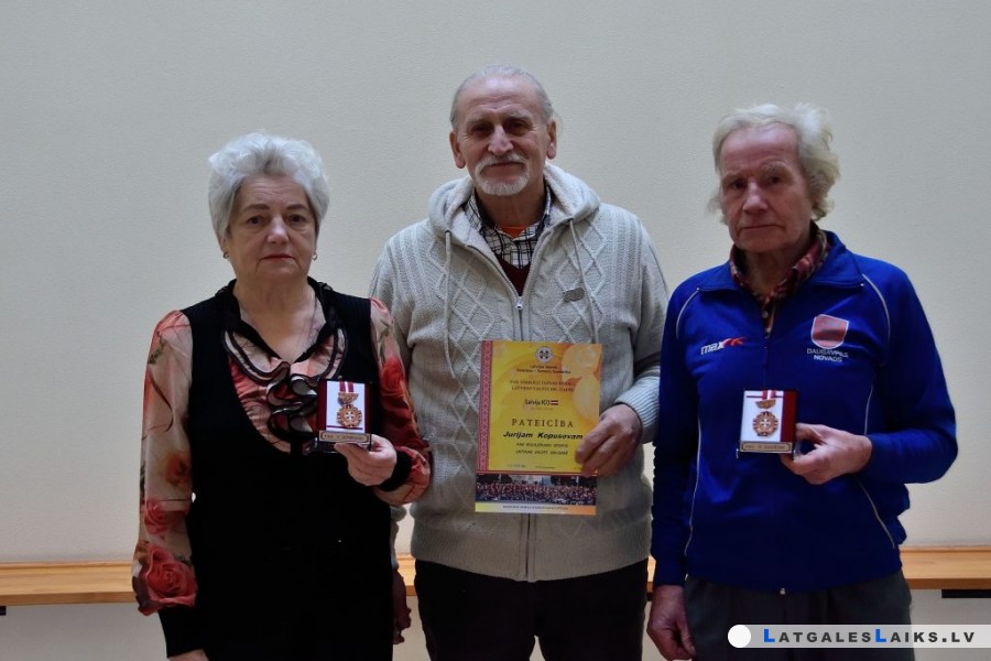 Novada sporta veterāniem pasniegtas medaļas “Sporta slava”