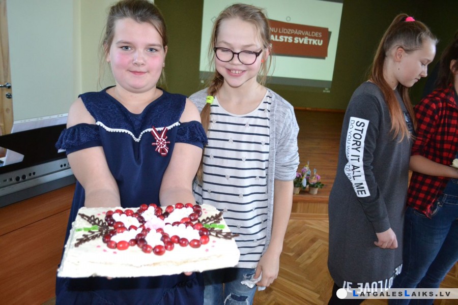 Skolēni ar vecākiem dekorēja simtgades kūku