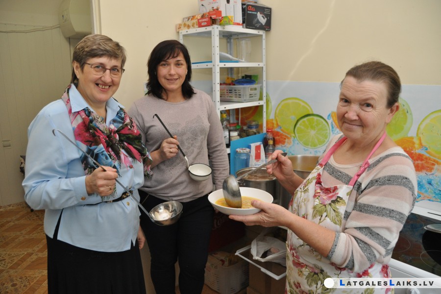 Dagdā pasniedz zupu, aicina uz sarunu un lūgšanu