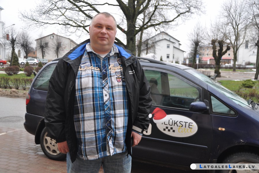Taksists Jevgeņijs Lepa atpūšas pie stūres