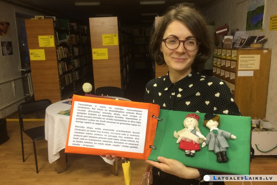 Iznākusi auduma taktilā grāmata par Latvijas simboliem