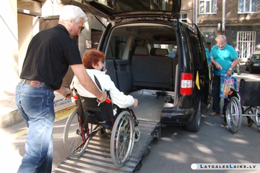 Deputāti piešķīra naudu, lai uzlabotu sociālās palīdzības sniegšanu