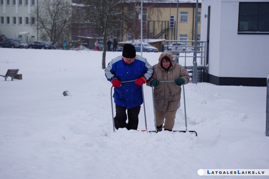 Daugavpilī ietves kaisīs ar granīta šķembām