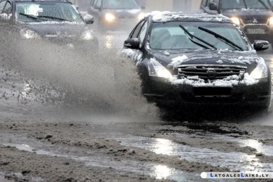 Uz grants autoceļiem ir iestājies šķīdonis