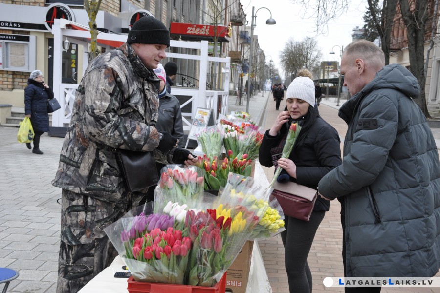 Sieviešu dienā „uzziedējušas” pilsētas ielas