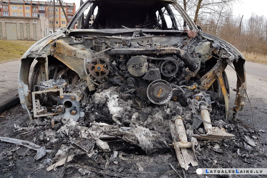 Naktī uz svētdienu Daugavpilī sadega auto