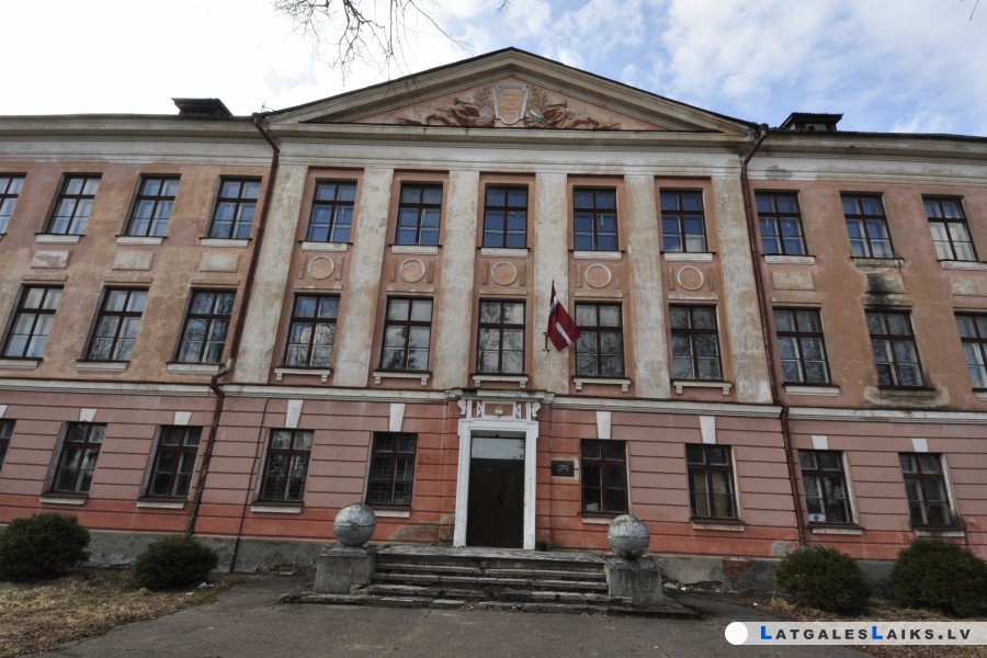 Pie slēgtās pamatskolas ēkas joprojām plīvo karogs