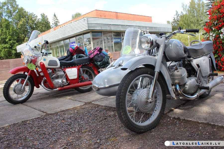 Igauņu retro motociklu un automašīnu parāde Latgalē