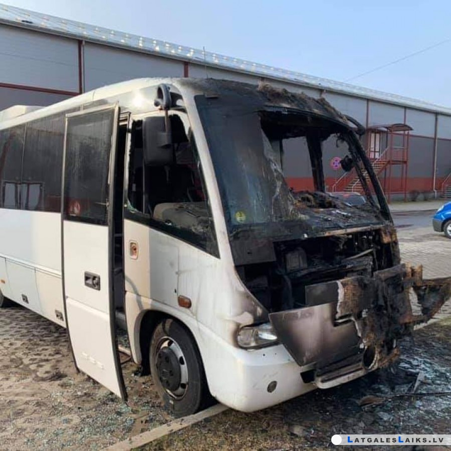 Daugavpilī aizdedzināja igauņu sportistu autobusu