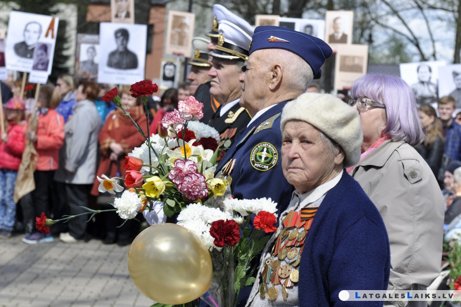 Aizliegs PSRS un nacistiskās Vācijas formastērpu izmantošanu