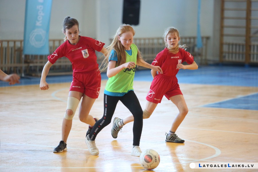 Daugavpilī meitenes sacentās futbolā